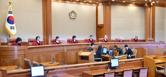 문형배 헌법재판소장 권한대행을 비롯한 헌법재판관들이 27일 일반 헌법소원 사건 선고를 위해 서울 종로구 헌법재판소 대심판정에 입장해 있다. [공동취재·연합뉴스]